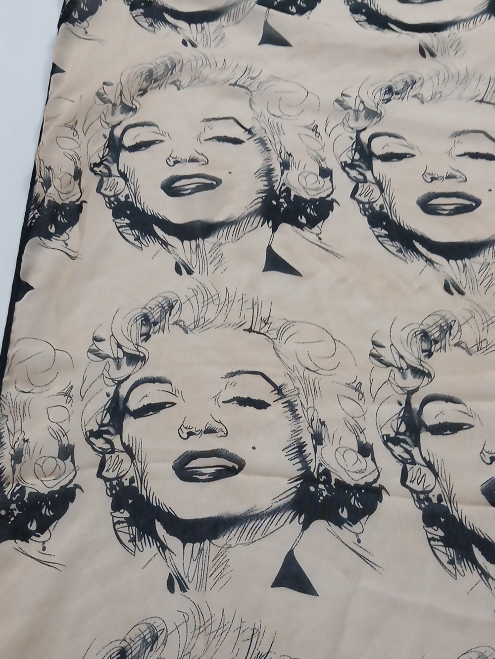 Marilyn Monroe Scarf - Picture 6 of 10